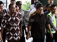Anas yang mengenakan batik coklat tiba di gedung KPK, Jakarta, sekitar pukul 12.55 WIB. Lamhot Aritonang/detikFoto.