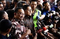 Anas akan dijadikan saksi untuk tiga tersangka, yakni Andi Alfian Mallarangeng, Deddy Kusdinar, dan Teuku Bagus Muhammad Noer. Anas sendiri tidak tahu kenapa dirinya dipanggil untuk tiga tersangka itu. Lamhot Aritonang/detikFoto.