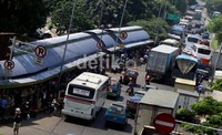 Rambu-rambu larangan berhenti tidak dipedulikan. Terminal Kampung Rambutan sebagai terminal di wilayah timur Jakarta nampaknya tidak berfungsi optimal.