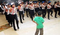 Para siswa SD ini dilatih baris berbaris. (Gus Mun)