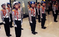 Mereka tampak serius latihan baris berbaris di Mall Kota Casablanka Jakarta, Minggu (5/5). (Gus Mun)