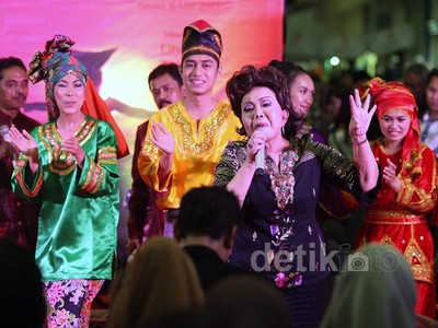 Pemain Legendra Padusi Sambangi Pasar Tanah Abang