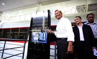 Dahlan menunjukkan rute yang akan dilintasi monore.