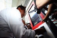 Dahlan mengambil tiket monorel dalam peluncuran contoh kereta & stasiun monorel Jabodetabek.