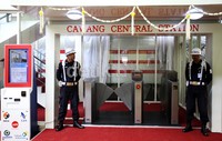 Dua orang petugas berjaga di contoh pintu masuk stasiun.