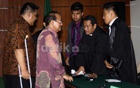 Zulkarnaen Djabbar dan purtanya Dendy Prasetiya berbincang dengan penasehat hukumnya setelah mendengarkan pembacaan tuntutan. Lamhot Aritonang/detikFoto.