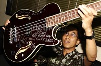 Bass tersebut bertanda tangan personel band Metallica, Robert Trujillo. Lamhot Aritonang/detikFoto.
