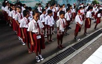Para siswa berdoa bersama sebelum mengikuti UN.