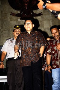 Anas Urbaningrum meninggalkan gedung KPK setelah diperiksa selama empat jam oleh penyidik KPK. Lamhot Aritonang/detikFoto.