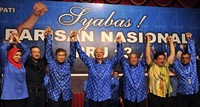 Pimpinan Partai Barisan Nasional Najib Razak merayakan kemenangan. Hasil akhir pemilu Malaysia menyebutkan Barisan Nasional memenangkan 133 kursi parlemen. Sementara Pakatan Rakyat memenangkan 89 kursi. Reuters/Stringer