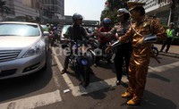 Mereka memberikan arahan kepada para pengendara tentang berlalulintas yang baik.