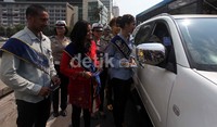 Aksi ini juga dihadiri oleh duta lalu lintas yang memberikan selembara tentang berlalulintas kepada para pengendara.
