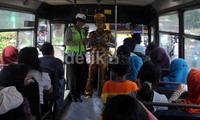 Tidak hanya pengemudi, sosialisasi juga diberikan kepada penumpang bus.