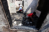 Warga korban kebakaran di Kampung Pulo mulai mendatangi rumah mereka.