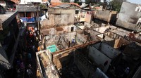 Warga korban kebakaran mendatangi rumahnya. Mereka mencari barang-barang yang masih bisa diselamatkan.