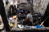 Dua orang warga mencari harta bendanya yang masih bisa diselamatnya.