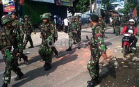 Ratusan personel TNI dari Kodam IV Diponegoro tiba di lokasi bentrokan di Pasar Godong, Godong, Grobokan, Purwodadi, Jawa Tengah, Senin (6/5/2013).