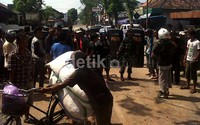 Akses menuju lokasi bentrokan ditutup.