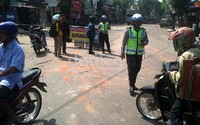 Polisi berjaga di akses menuju Kecamatan Godong. Bentrokan tersebut berawal ketika warga meminta para suporter melintas dengan tenang, tidak ugal-ugalan. Tidak menggubris nasihat warga, suporter PSIS itu justru semakin ugal-ugalan dan memainkan bunyi gas motornya.