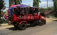 Ratusan suporter PSIS dievakuasi menggunakan truk.