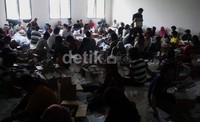 KPUD Kabupaten Banyumas, Jawa Tengah melakukan penyortiran dan pelipatan surat suara Pilgub Jateng. Arbi Anugrah/detikcom.