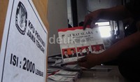 Proses sortir dan pelipatan surat suara sudah dilakukan sejak Sabtu (4/5) dan akan berakhir pada Selasa (7/5). Arbi Anugrah/detikcom.