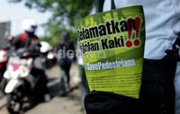 Para relawan dari Road Safety Association (RSA) melakukan kampanye pedestrian (trotoar) yang aman untuk pejalan kaki.