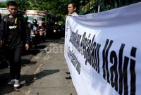 Mereka juga membentangkan spanduk yang berisi Selamatkan Pejalan Kaki di sekitar Bundaran Senayan.