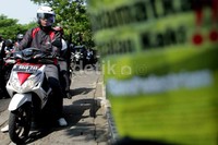 Aksi tersebut mengundang perhatian pengendara yang melintas di kawasan tersebut.