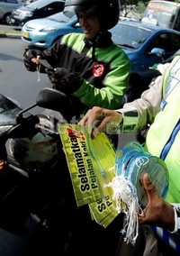 Para relawan dari Road Safety Association (RSA) juga membagikan leaflet untuk pengguna jalan seperti pengendara sepeda motor. Menurut catatan RSA mengutip data WHO, 700 pejalan kaki tewas setiap hari karena korban kecelakaan.