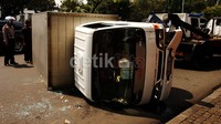 Mobil boks tersebut terbalik karena salah satu bannya pecah.