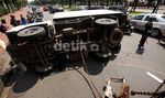 Mobil Boks Terbalik di Depan Mabes TNI AD