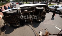 Kecelakaan tersebut mengakibatkan lalu lintas di alan Medan Merdeka Utara tersendat.