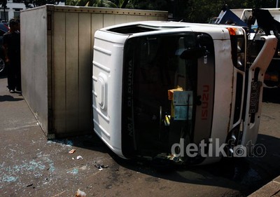 Mobil Boks Terbalik di Depan Mabes TNI AD