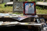 Penjualan pernak-pernik bergambar almarhum Uje ini dilakukan di atas makan di area TPU Karet Tengsin.