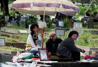 Pedagang pernak-pernik Uje menanti pembeli.