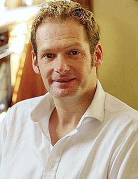 Aktor Inggris Klaim Dirinya Ayah Anak-anak Michael Jackson