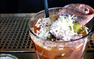 Slruup! Mau Cicip Bloody Mary Isi Sushi dan Tiram Mentah?