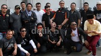 Raffi berfoto bersama teman-teman club motor-nya. Gusmun/detikFoto.