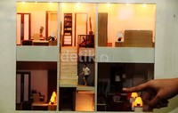 Pengunjung melihat-lihat maket rumah yang dipamerkan.