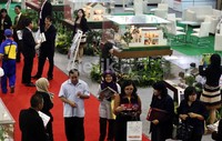 Para pengunjung terus berdatangan ke REI Expo 2013. Mereka mencari rumah idaman yang dipamerkan di acara tersebut.