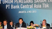 Presiden Direktur PT Bank Central Asia (BCA) Tbk Jahja Setiaatmadja (tengah) didampingi Presiden Komisaris D.E Setijoso (kiri) dan Wakil Presiden Direktur Eugene Keith Galbraith (kanan) memaparkan tentang laporan keuangan di hadapan para pemegang saham pada RUPST. (dok. BCA)