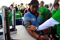 Warga melakukan pengecakan tekanan darah sebelum melakukan aktivitas di Bundaran HI. Lamhot Aaritonang/detikFoto.