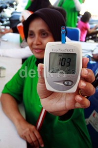 Seorang petugas kesehatan memperlihatkan tensi kadar darah warga setelah di cek kesehatannya. Lamhot Aaritonang/detikFoto.