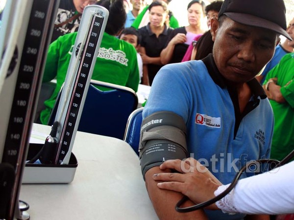 Warga Melakukan Cek Kesehatan Gratis