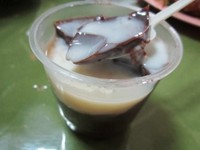 Seporsi puding cokelat yang diproduksi oleh BT.Cocoa jadi penutup. Puding cokelatnya disajikan dengan vla susu yang manis dan agak encer.