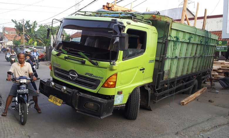 Truk Muatan Kayu Terperosok di Samping Al Azhar Bintaro Lalin Tersendat