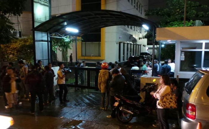 Puluhan Pria Terus Berdatangan ke Kantor PKS Sejak Sore Tadi