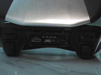 Unit yang juga dilaporkan siap menyambangi Indonesia ini memungkinkan untuk ekspansi penyimpanan, karena memiliki slot microSD. Untuk konektifitas nirkabel, Project Shield berfiturkan WiFi. (Kredit foto: Nvidia)