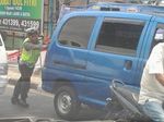 Sendirian, Polisi Ini Dorong Mobil Mogok